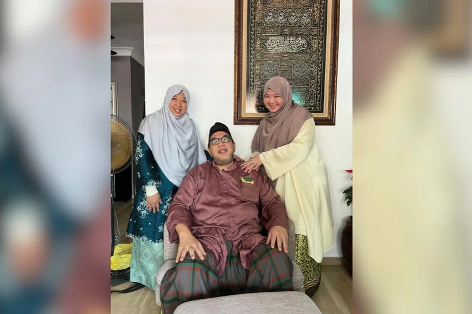 Allahyarham Juffri Supa’at (tengah) bersama adik-adiknya, Cik Kartini (kiri) dan Cik Kartina.