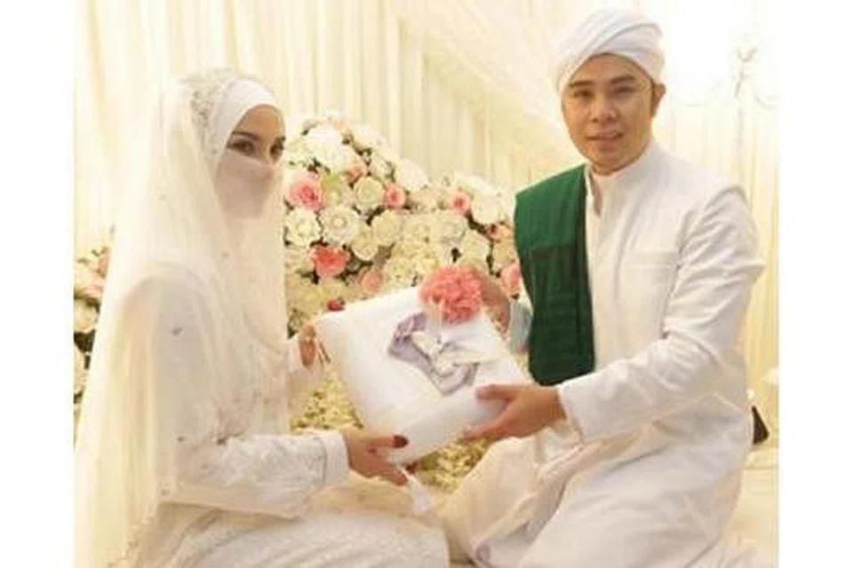 MASALAH RUMAH TANGGA: Kes permohonan cerai secara baik yang difailkan pasangan suami isteri, Adam AF dan Fiza Elite, akan didengar buat kali pertama Isnin depan.