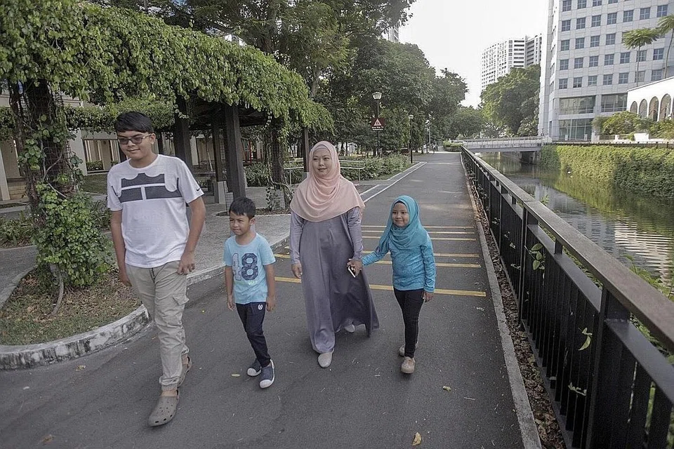 SUKA TINGGAL DI ESTET LAMA: Cik Lisa sedang bersiar-siar bersama tiga anaknya berdekatan kawasan rumah mereka di Lorong Limau. - Foto BM oleh IQBAL FAIZAL
