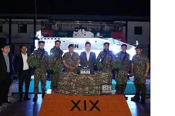 PERANCANGAN PEMBIKINAN 'BAKARA': Jeneral Hasbullah Mohd Nawawi (tengah) bersama pengarah filem Bakara, Adrian Teh (empat dari kanan), dan barisan pelakon yang akan membintangi filem berkenaan di Padang Kawad Batalion ke-19 Rejimen Askar Melayu Diraja (19 RAMD) Mekanize, Kem Lapangan Terbang. Tentera Darat Malaysia merancang menghasilkan filem itu bagi memaparkan peristiwa sebenar mengenai pertempuran itu, yang turut melibatkan anggota tentera Malaysia, di Pasar Bakara, Mogadishu, yang tidak digambarkan dalam filem terbiten Hollywood Black Hawk Down. - Foto-foto BHM, MEDIACORP