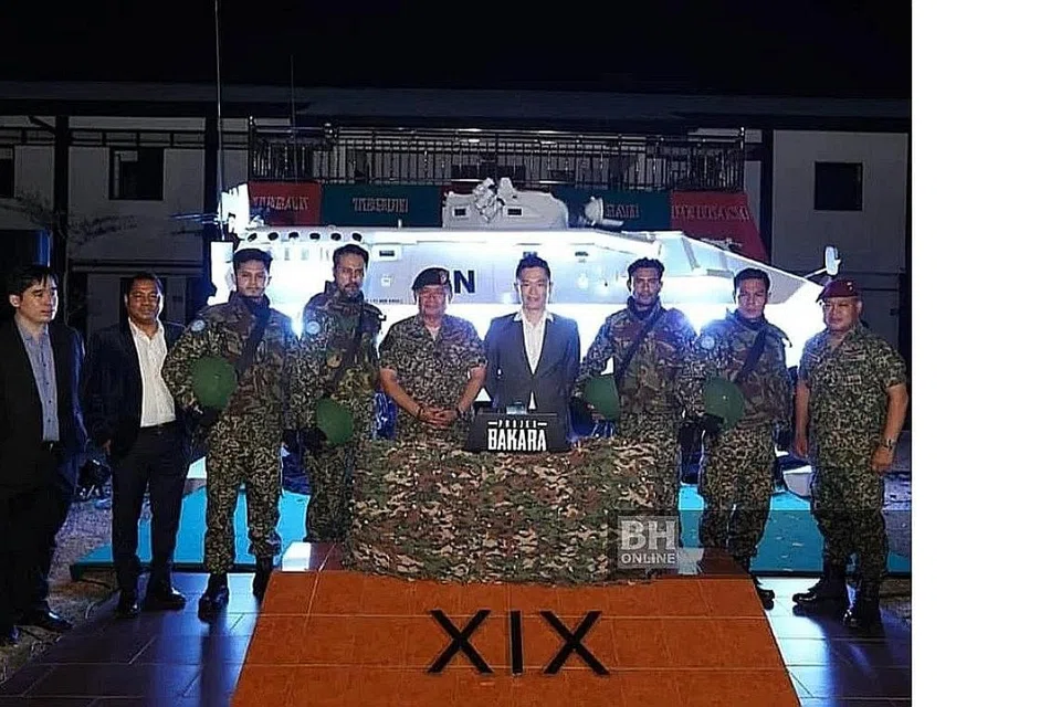 PERANCANGAN PEMBIKINAN 'BAKARA': Jeneral Hasbullah Mohd Nawawi (tengah) bersama pengarah filem Bakara, Adrian Teh (empat dari kanan), dan barisan pelakon yang akan membintangi filem berkenaan di Padang Kawad Batalion ke-19 Rejimen Askar Melayu Diraja (19 RAMD) Mekanize, Kem Lapangan Terbang. Tentera Darat Malaysia merancang menghasilkan filem itu bagi memaparkan peristiwa sebenar mengenai pertempuran itu, yang turut melibatkan anggota tentera Malaysia, di Pasar Bakara, Mogadishu, yang tidak digambarkan dalam filem terbiten Hollywood Black Hawk Down. - Foto-foto BHM, MEDIACORP