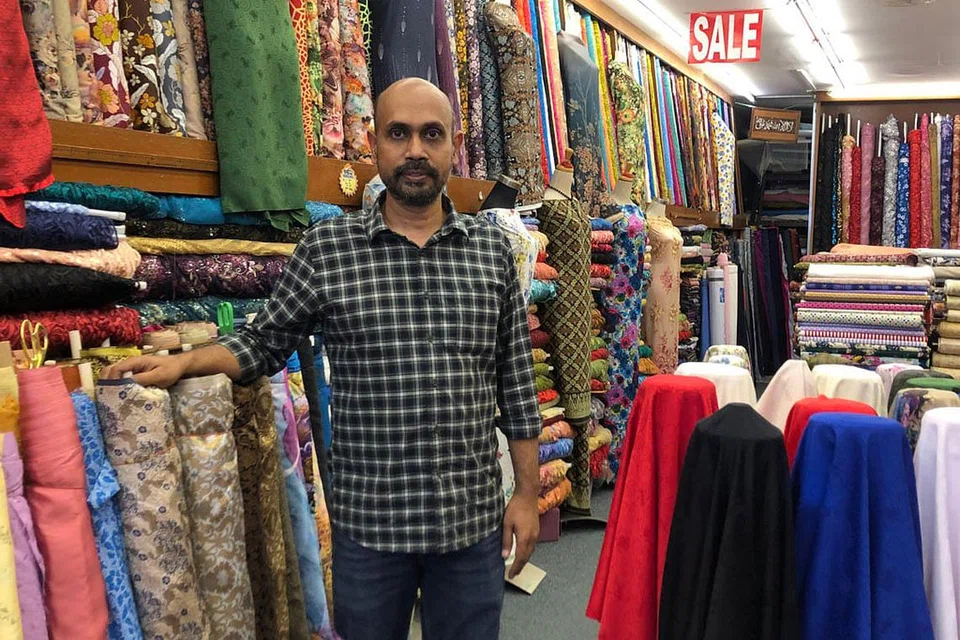 PERTAHAN NIAGA KELUARGA: Encik Habibullah, pemilik generasi ketiga Molkan Enterprise dan Eleganz by Molkan Fabrics, perlu mengeluarkan wang simpanan untuk terus bertahan semasa tempoh yang mencabar ini. - Foto BH oleh NATASHA MUSTAFA