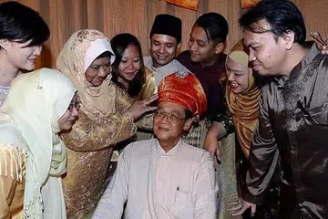ANUGERAH AYAH TELADAN TERBAIK 2014: Encik Rajah Somita (duduk, tengah), 67 tahun, dinobatkan sebagai pemenang Anugerah Qudwah Hasanah tahun lalu. Encik Rajah Somita ialah bapa lima anak dan kesemua anaknya merupakan siswazah. - Foto fail