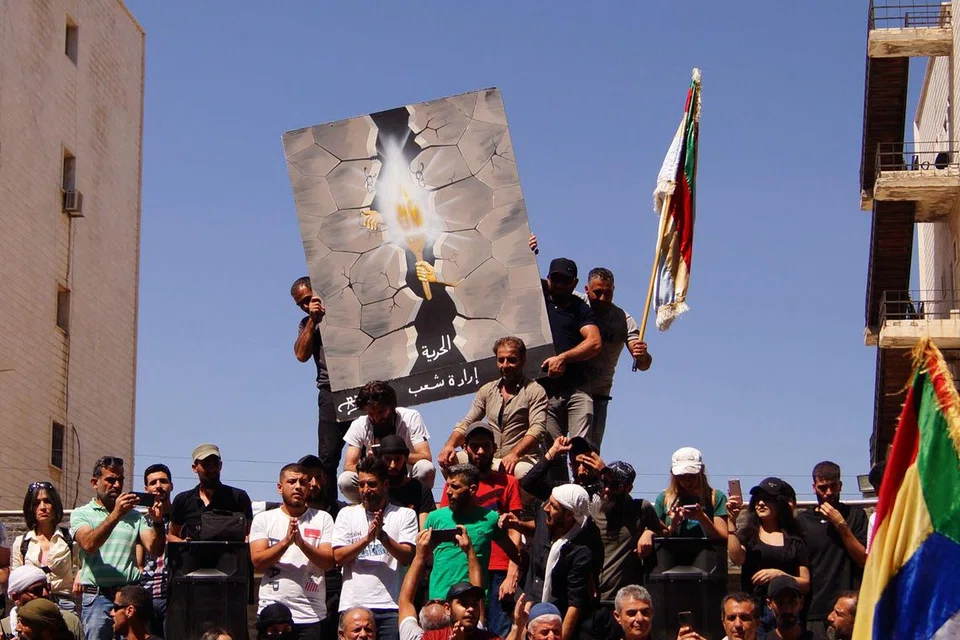 DESAK PERUBAHAN POLITIK: Beratus-ratus penduduk melancarkan protes di selatan Syria bagi mendesak Presiden Encik Bashar al-Assad meletak jawatan. Protes baru itu mengakhiri demonstrasi hampir dua minggu sebelum ini yang meletus berikutan masalah kos sara hidup dan penduduk yang hidup dalam kemiskinan, meningkatkan seruan perubahan politik.