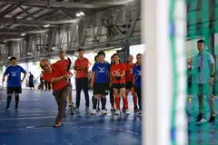 CUBA HOKI: Menteri Kanan merangkap Menteri Penyelaras bagi Dasar Sosial, Encik Tharman Shanmugaratnam, mencuba sukan hoki semasa berada di majlis pembukaan rasmi ActiveSG Sport Village@ Jurong Town pada Ahad. 