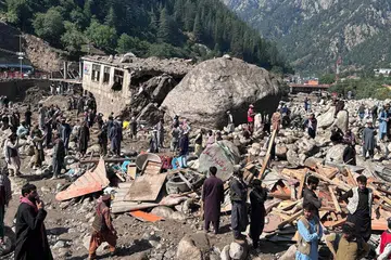 Penduduk Afghanistan berdiri di tengah-tengah deretan kedai yang musnah selepas banjir kilat melanda bandar Parun di wilayah Nuristan pada 21 Julai 2026. Sekurang-kurangnya 23 orang maut manakala lebih 100 lagi masih hilang selepas banjir besar melanda wilayah di timur Afghanistan itu sehari sebelumnya, dengan operasi mencari dan menyelamat masih diteruskan.