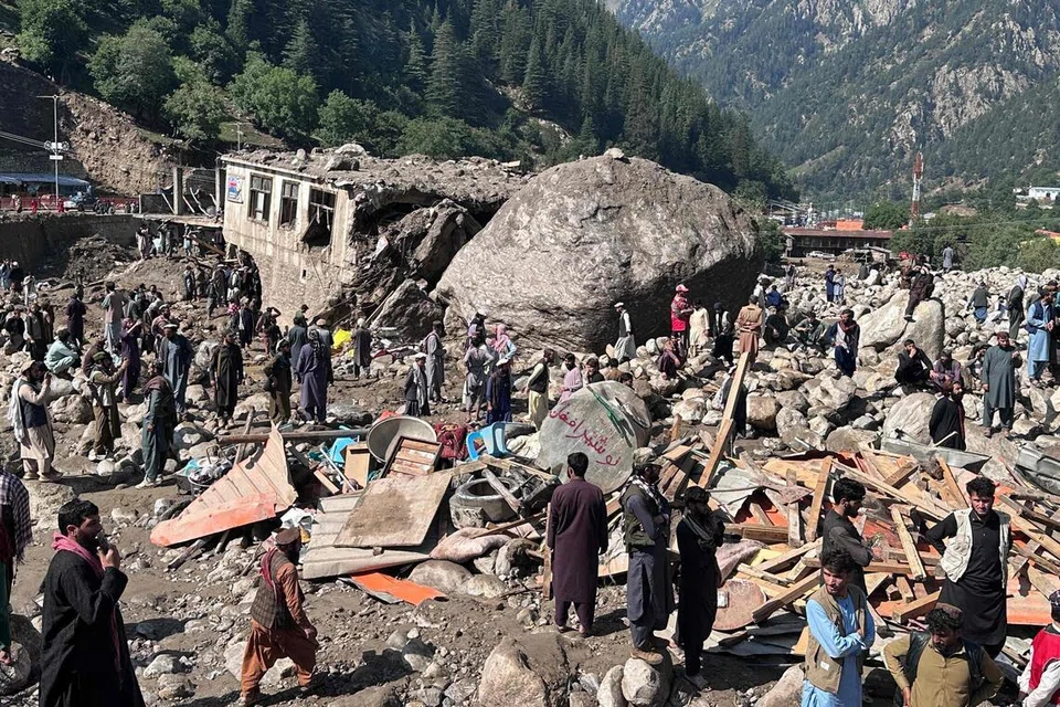 Penduduk Afghanistan berdiri di tengah-tengah deretan kedai yang musnah selepas banjir kilat melanda bandar Parun di wilayah Nuristan pada 21 Julai 2026. Sekurang-kurangnya 23 orang maut manakala lebih 100 lagi masih hilang selepas banjir besar melanda wilayah di timur Afghanistan itu sehari sebelumnya, dengan operasi mencari dan menyelamat masih diteruskan.