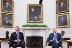 SETUJU SECARA PRINSIP: Presiden Amerika Syarikat, Encik Joe Biden (kanan), bertemu dengan Speaker Dewan, Encik Kevin McCarthy, pada 22 Mei lalu.