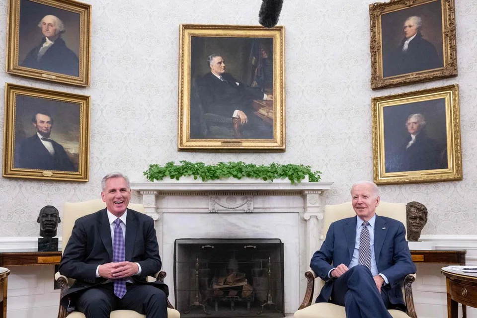 SETUJU SECARA PRINSIP: Presiden Amerika Syarikat, Encik Joe Biden (kanan), bertemu dengan Speaker Dewan, Encik Kevin McCarthy, pada 22 Mei lalu.