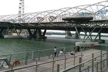 Wanita berusia 49 tahun ditemui terapung-apung menelungkup di dalam Sungai Singapura berhampiran Jambatan Helix pada Isnin (16 Mei). Beliau meninggal dunia di SGH pada Selasa. 