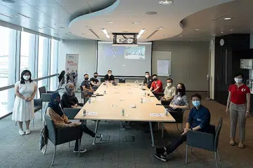 BOLEH SALING SOKONG: Pengarah NTUC, Cik Yeo Wan Ling (berdiri kiri) dan Pengarah Unit Pekerja Bebas dan Bekerja Sendiri (U FSE), Cik Jean See (berdiri kanan) mendekati dan berbincang bersama pekerja bebas daripada VICPA dan NDCA awal minggu ini. - Foto NTUC