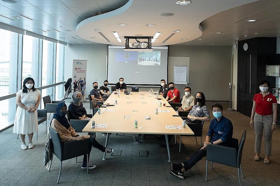 BOLEH SALING SOKONG: Pengarah NTUC, Cik Yeo Wan Ling (berdiri kiri) dan Pengarah Unit Pekerja Bebas dan Bekerja Sendiri (U FSE), Cik Jean See (berdiri kanan) mendekati dan berbincang bersama pekerja bebas daripada VICPA dan NDCA awal minggu ini. - Foto NTUC