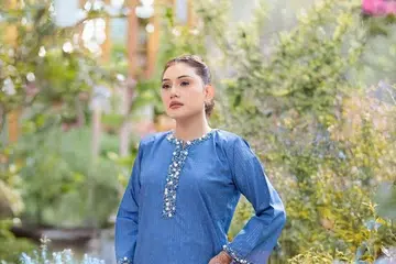 Konsep gabungan baju kurung seperti padanan baju berwarna biru denim di bahagian atas, dengan kain songket di bahagian bawah, turut disukai oleh kebanyakan pelanggan Sultanah Bridal & Boutique.