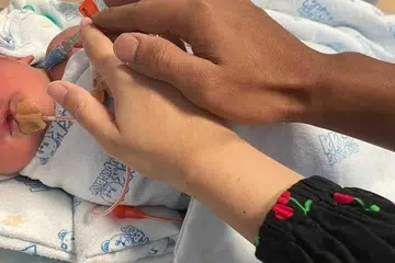 SELAMAT LAHIR: Cik Siti Nur Shafiatul selamat melahirkan zuriat lelaki ketiga semasa dalam perjalanan ke hospital di dalam kereta sewa privet.