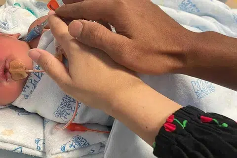 SELAMAT LAHIR: Cik Siti Nur Shafiatul selamat melahirkan zuriat lelaki ketiga semasa dalam perjalanan ke hospital di dalam kereta sewa privet.