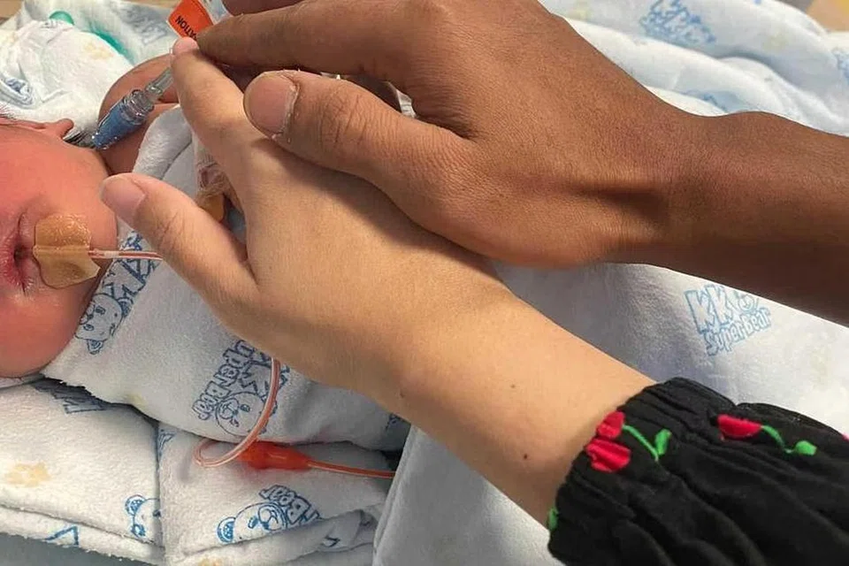 SELAMAT LAHIR: Cik Siti Nur Shafiatul selamat melahirkan zuriat lelaki ketiga semasa dalam perjalanan ke hospital di dalam kereta sewa privet.