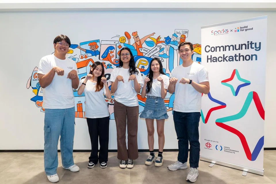 Pasukan Cik Nur Sabirah Mohd Arif (tengahi) bersama anggota pasukannya (dari kiri) Encik Reyes Soh, Lee Jia En, Cik Hung Jing Wen dan Encik Shawn Yap.