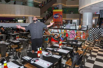 CAWANGAN TERBARU: Sheikh Haikel di cawangan terbaru restoran FatPapas Burgers and Shakes di Century Square. - Foto BH oleh IQBAL FAIZAL
