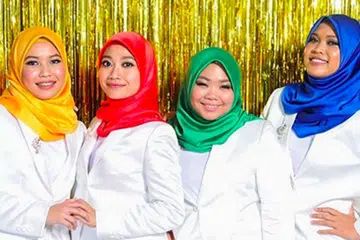KUMPULAN NAMA: (Dari kiri) Noor Syamimi, Norfazira, Nur Farahida dan Nur Fazrina mencorak trend baru empat gadis berhijab yang berganding bahu dalam sebuah kumpulan bagi menyanyikan lagu pop dengan penuh gaya dan santai. - Foto AXN ASIA. 