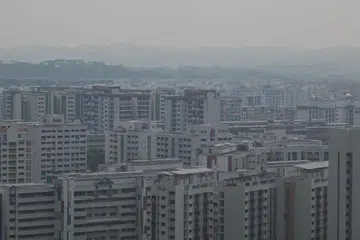 SEDIA HADAPI JEREBU: Jerebu rentas sempadan dijangka menambah burukkan lagi cuaca jerebu di Singapura, meskipun keadaan jerebu di negara ini masih pada paras yang rendah. 