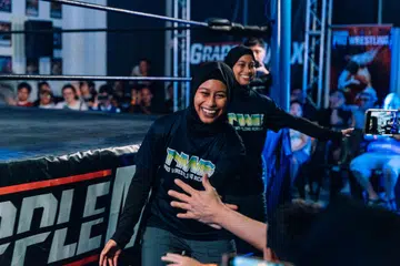 Wanita dalam sukan lasak, gusti