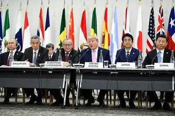 HADIRI SIDANG: PM Lee Hsien Loong (dua dari kiri) duduk bersama pemimpin dunia lain termasuk negara hos, PM Jepun, Shinzo Abe (dua dari kanan), Presiden Amerika Donald Trump (tiga dari kanan) dan Presiden China Xi Jinping (paling kanan) di Sidang Puncak G-20 yang dirasmikan semalam. - Foto EPA-EFE