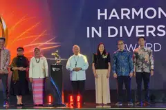 Mantan Presiden Singapura, Halimah Yacob (empat dari kiri), bersama Kardinal Orlando Beltran Quevedo (lima dari kiri), pada majlis Anugerah Keharmonian dalam Kepelbagaian di Jakarta. Kardinal Orlando menerima anugerah sulung itu sebagai pengiktirafan terhadap usaha sepanjang hayatnya memupuk dialog serta memperkukuh keharmonian antara masyarakat Islam, Katolik dengan Orang Asli di Mindanao, selatan Filipina.  