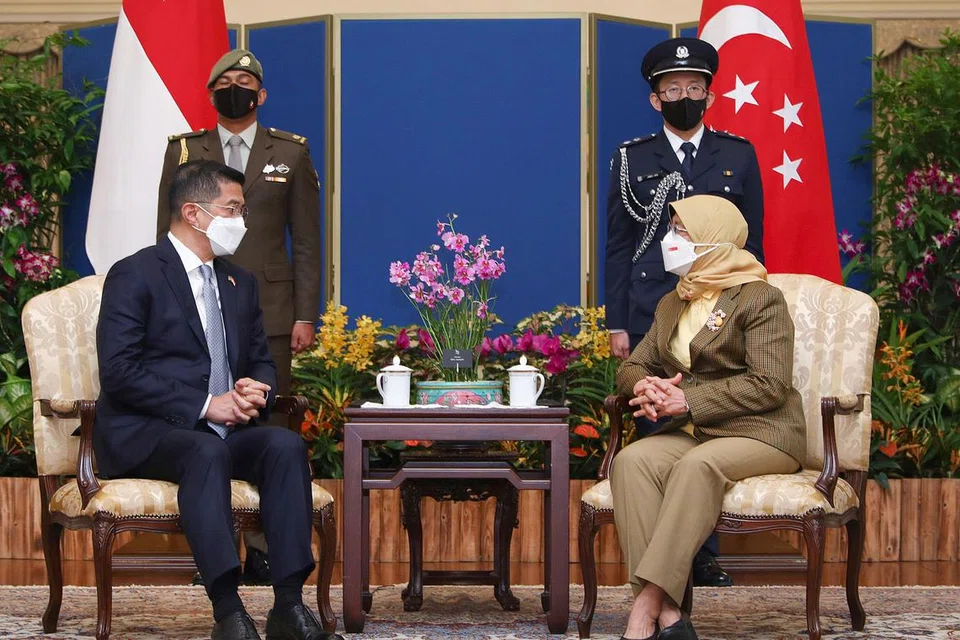 HUBUNGAN KUKUH: Antara perbincangan Datuk Seri Mohamed Azmin Ali dan Presiden Halimah Yacob termasuk kerjasama dan penyepaduan ekonomi serantau, serta langkah mengukuhkan daya tahan rantaian bekalan.