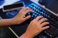 Program Pentauliahan Penguji AI (AI TAP) akan membantu syarikat mengupah penguji luar untuk menguji daya ketahanan sistem kecerdasan buatan (AI) terhadap cubaan memintas kawalan keselamatan dan mengenal pasti kelemahan sebelum pelaksanaan. New Singapore scheme to certify firms that test and jailbreak AI systems