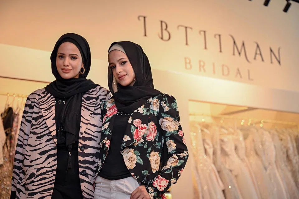 Pasangan adik-beradik, Cik Iman Almashor (kiri) dan kakaknya, Cik Ibtisam Almashor, merupakan pengasas Ibtiiman Bridal dan Ibtiiman Beauty, menghasilkan celak Iblyner.