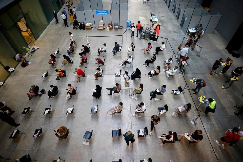 GALERI JADI PUSAT VAKSINASI: Galeri Tate Modern di tengah London turut dijadikan pusat vaksinasi. - Foto AFP 