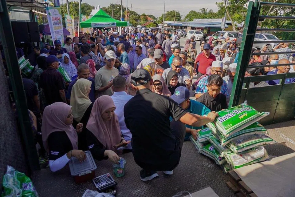JADI REBUTAN: Beras tempatan yang sukar didapati di pasaran sekarang jadi rebutan pembeli pada Program Jualan Agro Madani di Pertubuhan Peladang Kebangsaan Pokok Sena, Kedah pada Rabu.
