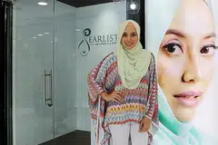 TIGA CAWANGAN: Nura Jasni kini memiliki tiga salun Pearlista, terbaru di Far East Plaza. - Foto SHAHRIYA YAHAYA