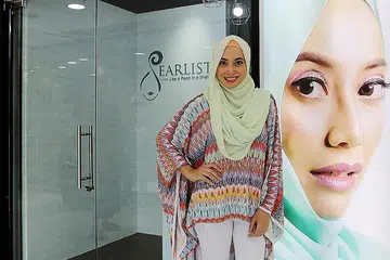 TIGA CAWANGAN: Nura Jasni kini memiliki tiga salun Pearlista, terbaru di Far East Plaza. - Foto SHAHRIYA YAHAYA