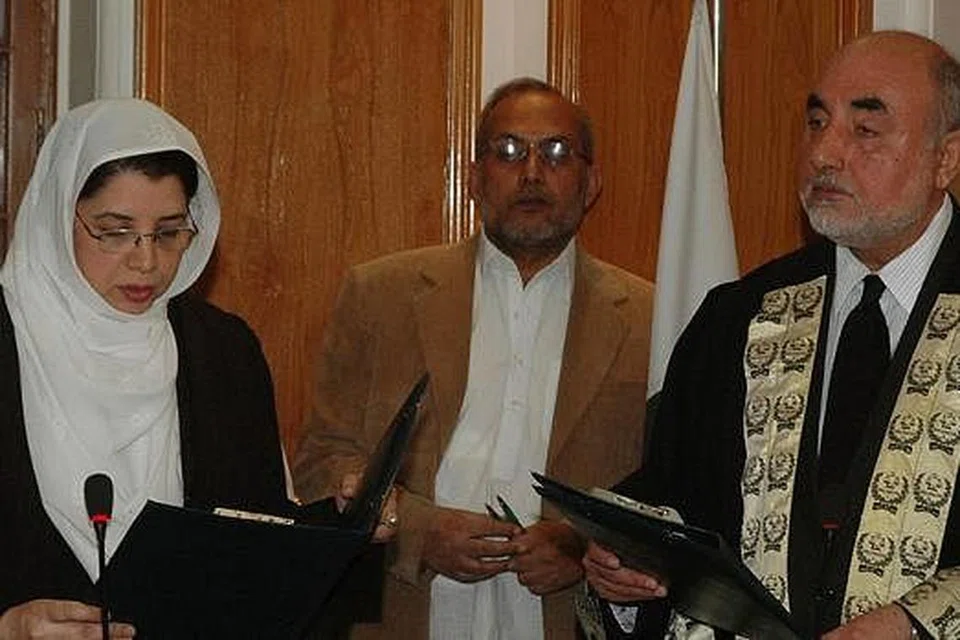 HAKIM WANITA MENGANGKAT SUMPAH: Ketua Hakim Mahkamah Syariah Persekutuan Pakistan, Encik Agha Rafiq Ahmed (kanan), sedang menerima angkat sumpah Hakim Ashraf Jehan (kiri) selepas beliau dilantik menjadi hakim wanita pertama mahkamah syariah di Karachi, kelmarin. - Foto AFP