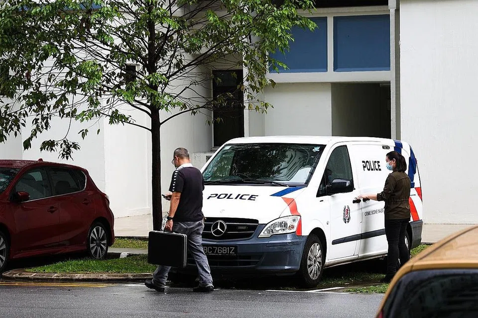 KES KEMATIAN: Seorang remaja peremuan berusia 14 tahun dan datuknya, 84 tahun, ditemui mati di dua tempat berasingan di Bukit Batok pada Khamis lalu. - Foto LIANHE ZAOBAO