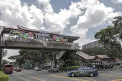 PENYERI GEYLANG SERAI: Lampu Hari Raya dan perhiasan di sekitar kawasan Geylang Serai sudah siap dipasang bagi menyambut ketibaan Ramadan bulan depan. - Foto BM oleh IQBAL FAIZAL