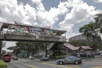 PENYERI GEYLANG SERAI: Lampu Hari Raya dan perhiasan di sekitar kawasan Geylang Serai sudah siap dipasang bagi menyambut ketibaan Ramadan bulan depan. - Foto BM oleh IQBAL FAIZAL