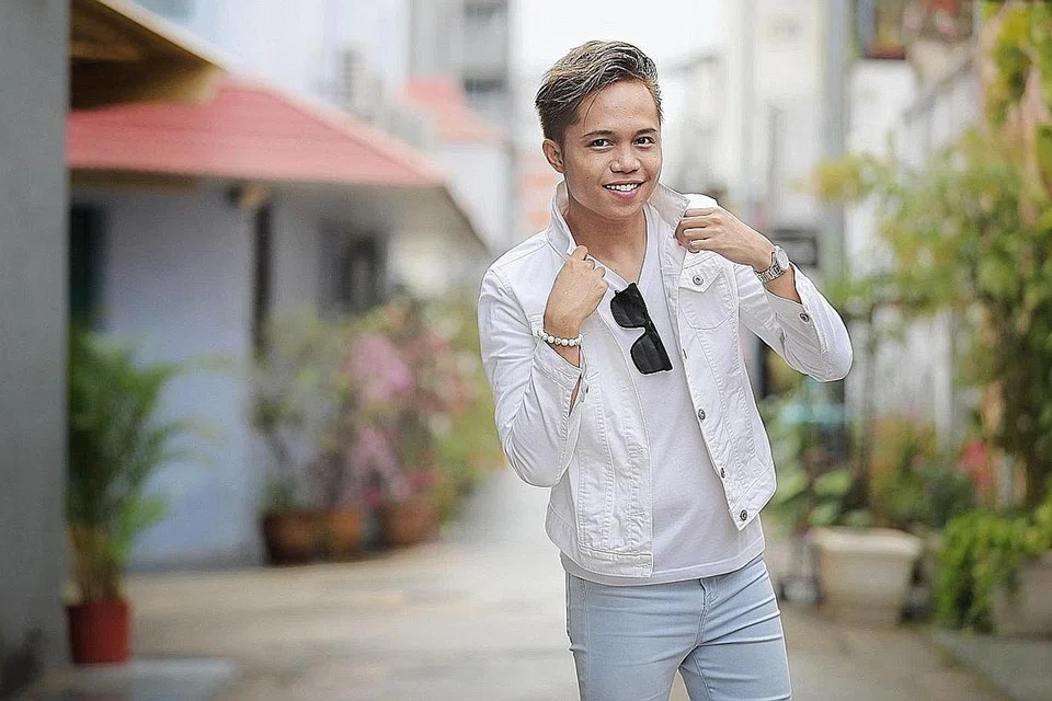RAIH DORONGAN MENTOR: Hazrul Haziq bertuah dapat mencungkil ilmu daripada pemuzik mapan seperti Jaybon, Addy Cradle dan Jufri Salim yang membantunya menggarap bakat melalui lagu terkini, 'Teman Bicara', yang mendapat sambutan ramai. - Foto BH oleh GAVIN FOO