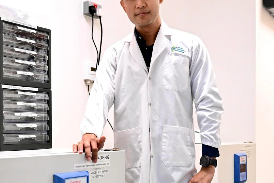 Encik Hanif kini menjadi sebahagian daripada pasukan kawalan kualiti mikrobiologi yang terlibat dalam pembangunan vaksin Ebola untuk kegunaan global di syarikat Hilleman Laboratories.