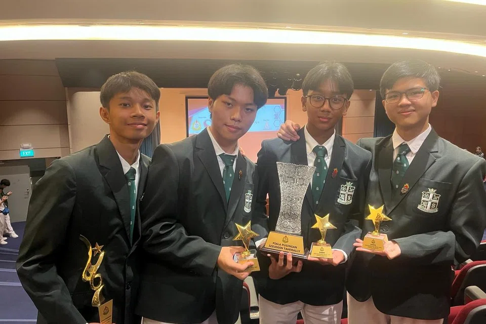 Pasukan pembahas Institusi St. Joseph (SJI) (dari kiri) Ariel Aiman Noorisman, Mario Sebastian, Amir Hamza Shahbudin dan Gerald Aurelius Panenthe. Selepas perdebatan sengit, akhirnya SJI berjaya mengatasi Madrasah Aljunied Al-Islamiah untuk merebut Piala Cabaran Izzuddin Taherally.