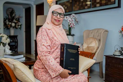 Dr Abidah Bibi Kader Marikar, membuat penyelidikan bertajuk, ‘Pembangunan dan Keberkesanan Model Strategi Pengajaran Kemahiran Mendengar terhadap Pembelajaran Bahasa Melayu sebagai Bahasa Ketiga di Singapura’.