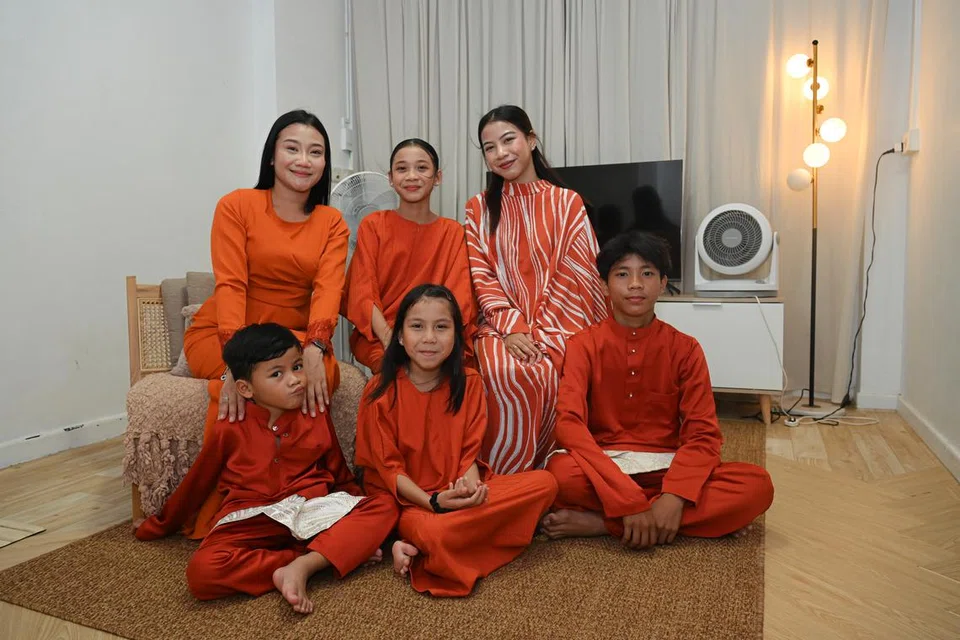 (Dari atas, kiri) Cik Noraiin Razali bersama anak-anaknya Nisrina Elmyra Sahrul, Angelina Elmyra Qarin, (dari bawah, kiri) Muhammad Syafiq Riza Mohammed Rizal, Aqeela Elmyra Sahrul dan Muhammad Norelmy Sahrul dapat bersatu kembali beraya bersama Syawal ini.