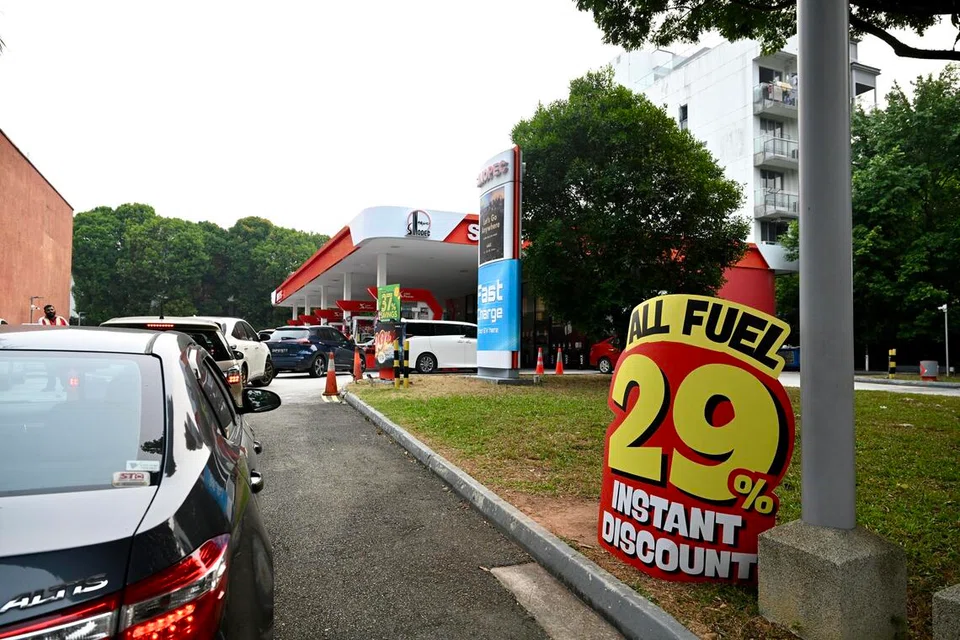 Kereta dilihat beratur di kedai pam minyak Sinopec di Bukit Timah pada 17 September, untuk menikmati promosi diskaun 29 peratus yang sedang djalankan. Harga petrol di syarikat peruncit utama di sini melonjak antara 8 hingga 12 sen seliter pada 14 September, sekali gus menamatkan tempoh kestabilan sepanjang dua bulan lalu berikutan konflik di Timur Tengah.