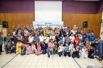 GALAK GUNA BAHASA MELAYU: Encik Zainal Sapari dan Menteri Kanan, Encik Teo Chee Hean, bersama anggota jawatankuasa M3@Pasir Ris dan MAEC Kelab Masyarakat Pasir Ris Elias bergambar beramai-ramai dengan peserta 'Ops Baca' - pertandingan bercerita dalam bahasa Melayu bagi pelajar sekolah rendah yang diadakan sempena Pesta Pembelajaran M3@Pasir Ris pada September lalu. - Foto M³@PASIR RIS-PUNGGOL 