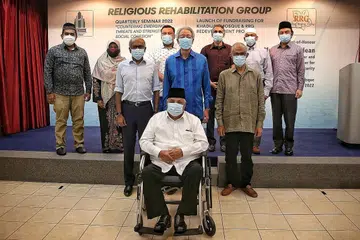 SUMBANGAN DERMA: (Berdiri di depan, dari kiri) Encik Shanmugam, Encik Teo, Encik Masagos dan Ustaz Ali Haji Mohamed (berkerusi roda) bergambar dengan wakil-wakil pertubuhan yang telah menderma kepada projek pengumpulan dana bagi pembangunan semula Masjid Khadijah dan RCC RRG semalam. - Foto BH oleh FELINE LIM