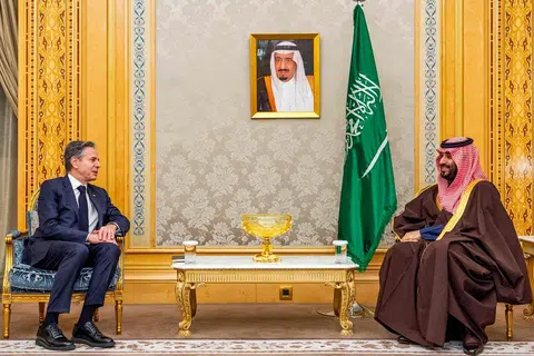 Setiausaha Negara Amerika Syarikat, Encik Antony Blinken (kiri), yang kini dalam rangka lawatan ke Timur Tengah, telah membincangkan soal gencatan senjata dan mengekang konflik daripada merebak, dengan Putera Mahkota Arab Saudi, Mohammed bin Salman, dalam pertemuan di Riyadh.