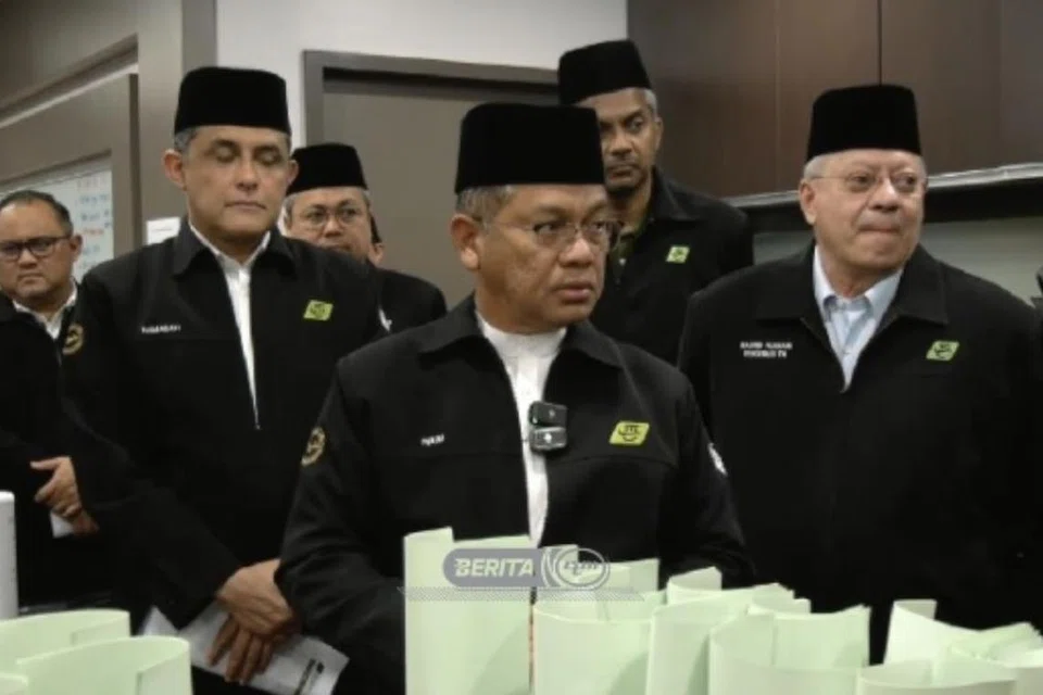 Menteri di Jabatan Perdana Menteri (Hal Ehwal Agama) Malaysia, Datuk Dr Mohd Na’im Mokhtar (depan), ketika meninjau persiapan haji di Unit Proses Haji dekat Ibu Pejabat Tabung Haji di Kuala Lumpur, pada 22 April.