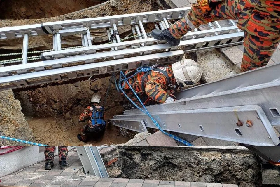 Pegawai bomba kelihatan memasuki lubang tanah jerlus dengan kedalaman lapan meter ketika menjalankan operasi mencari dan menyelamat.