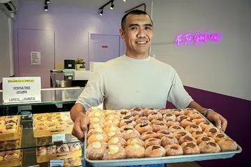 INGIN TARIK PELANGGAN BARU: Encik Muhammad Khairul Anwar Abdul Hadi membuka kedai Bakes by NY yang ketiga di kawasan Kampong Glam pada pertengahan tahun lalu kerana ingin menarik pelanggan baru dan yang lebih muda.